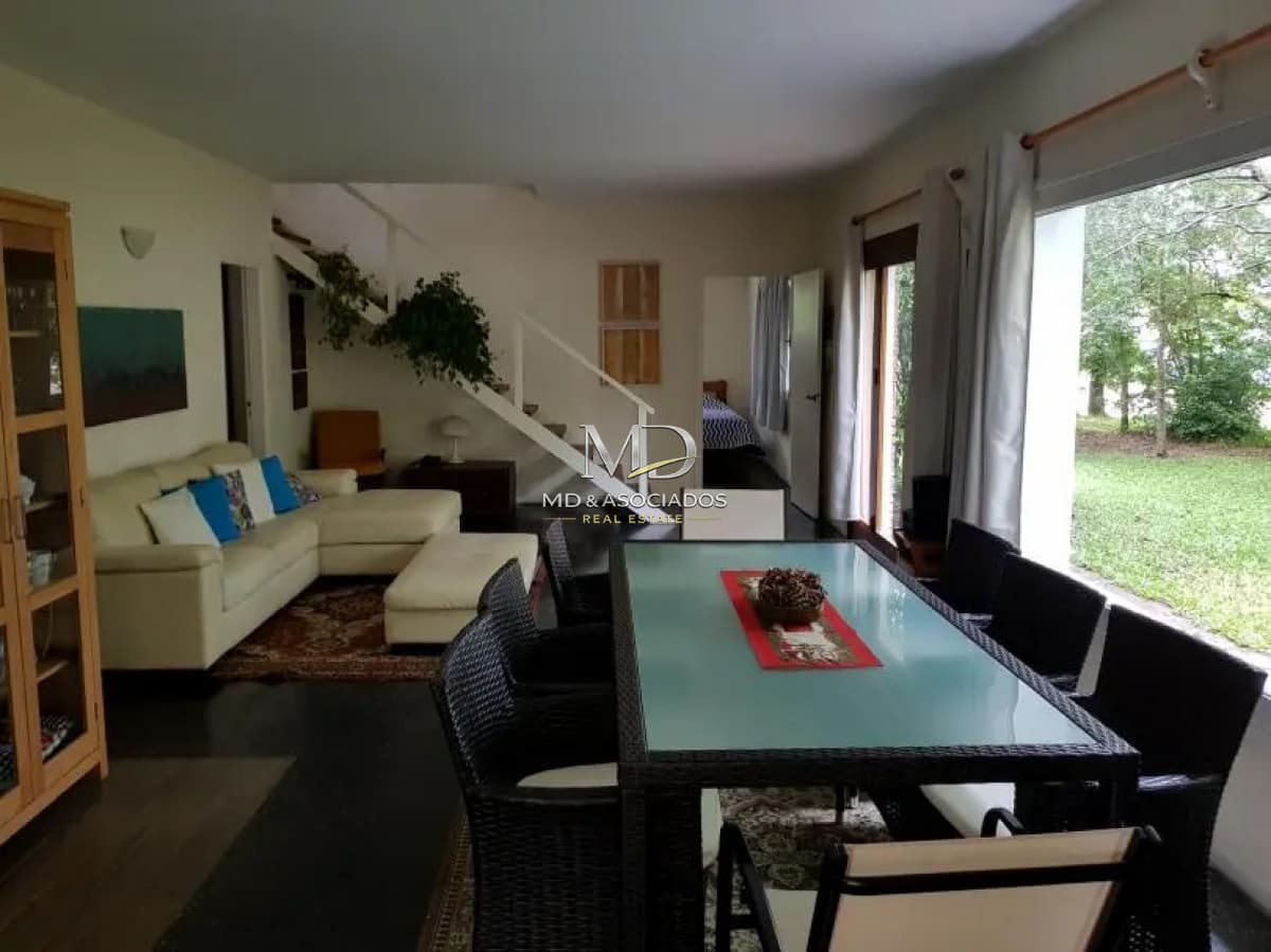 Linda casa con piscina, excelente ubicación cerca de todo .Ref: 6349