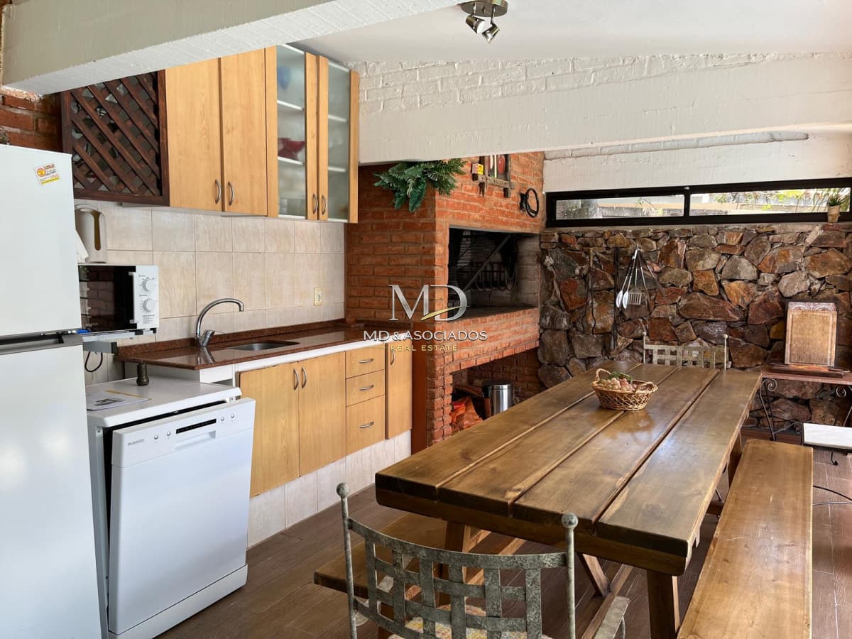 ¡Vacaciones perfectas en Playa Mansa! Casa con piscina y gran jardín. REF:6217