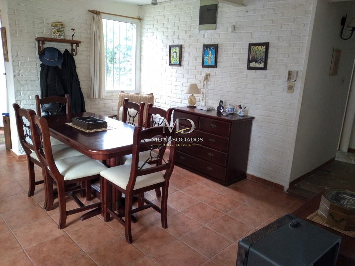 Hermosa casa a tan solo 2 cuadras de playa Brava. REF: 6248