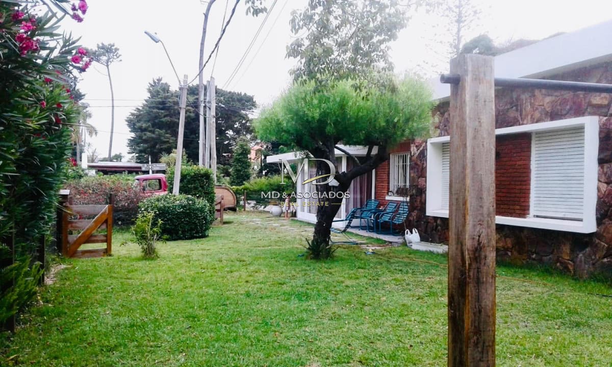 Hermosa casa en excelente punto, a metros de playa mansa.Ref : 6274