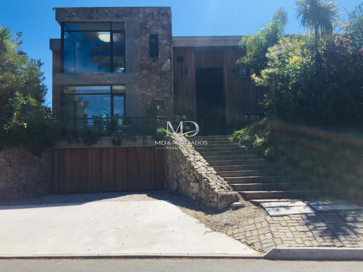 Magnifica casa en barrio privado REF:(6391)