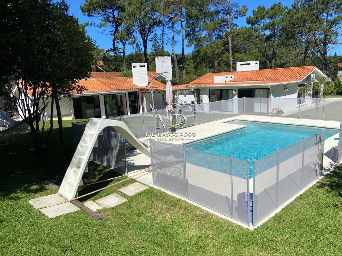HERMOSA CASA A 3 CUADRAS DE LA PLAYA CON PISCINA CLIMATIZADA. REF 6350