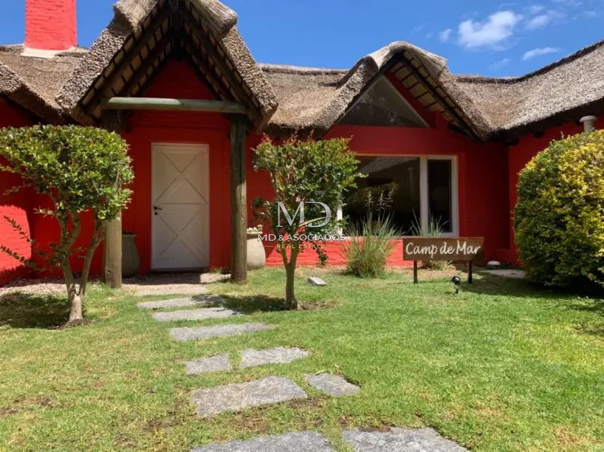 Hermosa casa en Rincón del Indio, cómoda, zona tranquila y a pocas cuadras del mar.Ref :6324