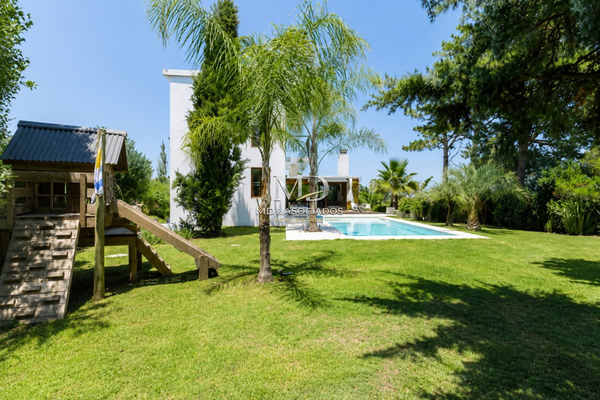 Hermosa casa con piscina climatizada en La Barra.Ref: 7519