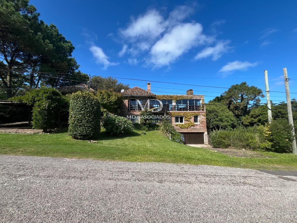 Exclusiva Casa en Venta en Punta Ballena con Vista Panorámica al Mar Ref. 8192