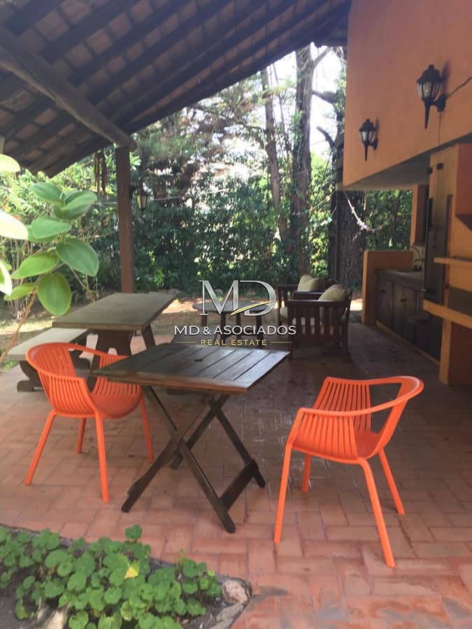 Casa amplia muy linda y muy buena ubicaciòn .Ref : 5462