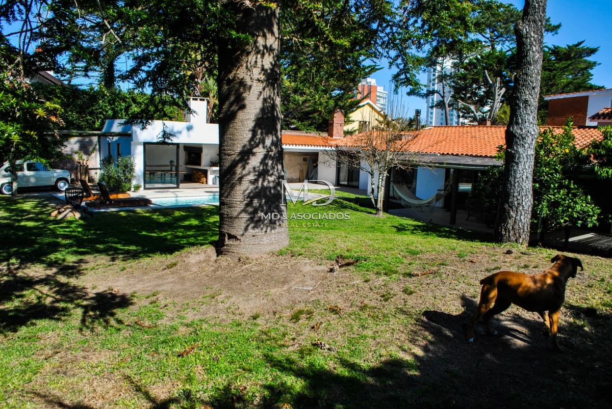 Hermosa casa gran parque con piscina climatizada y parrillero. REF: 6768