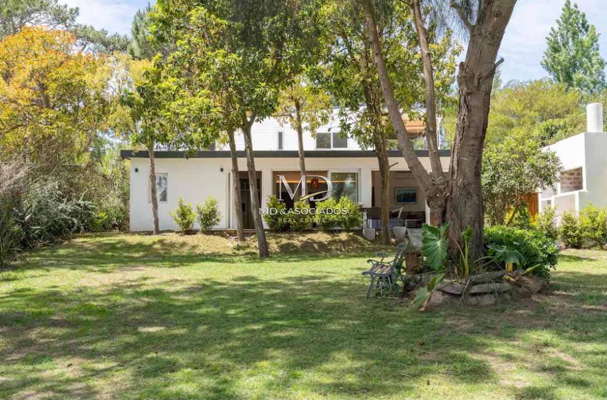 Casa en La Barra con piscina y a pasos del mar. REF(9440)