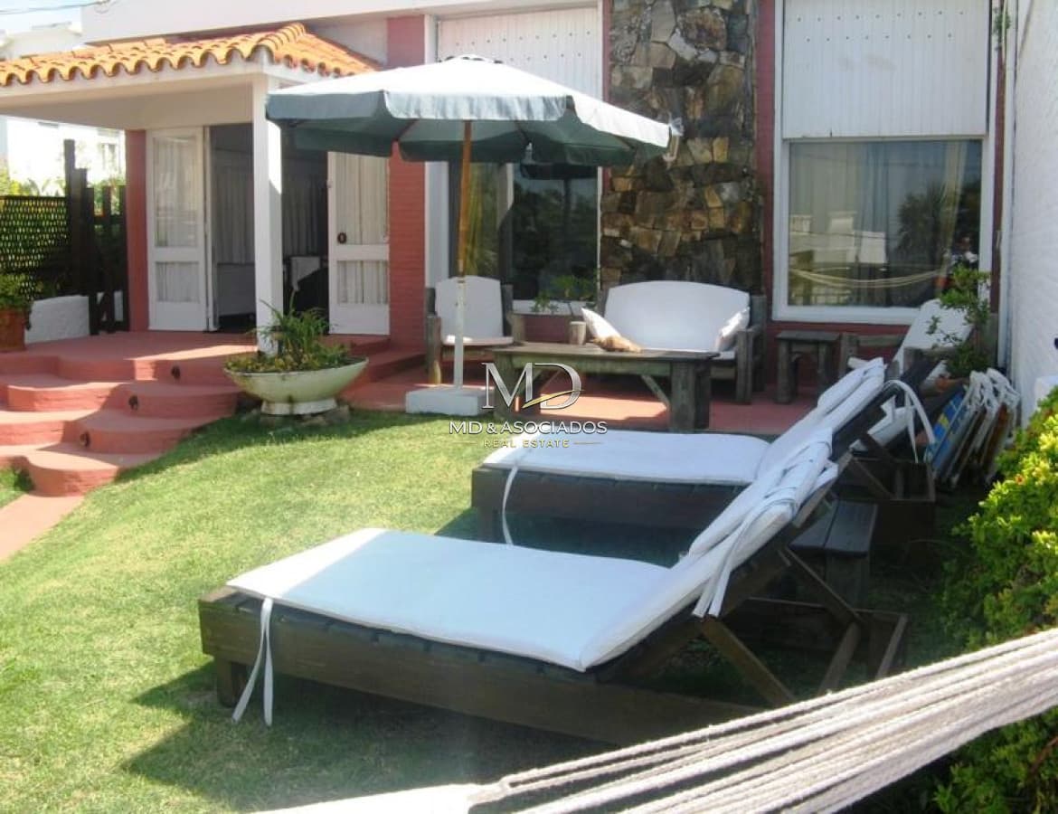 Hermosa casa a metros del mar.Ref: 5429