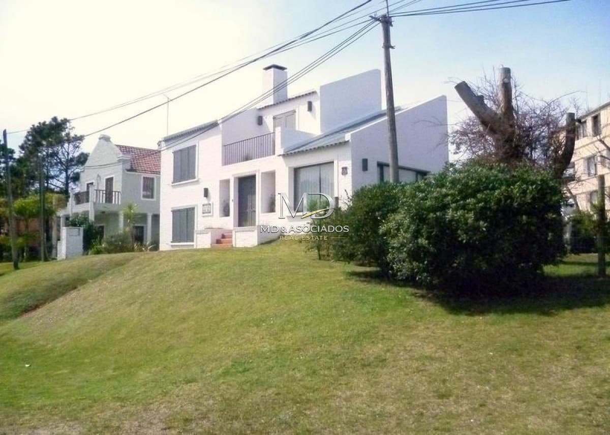 Casa amplia a cuadras de la playa .Ref: 5389