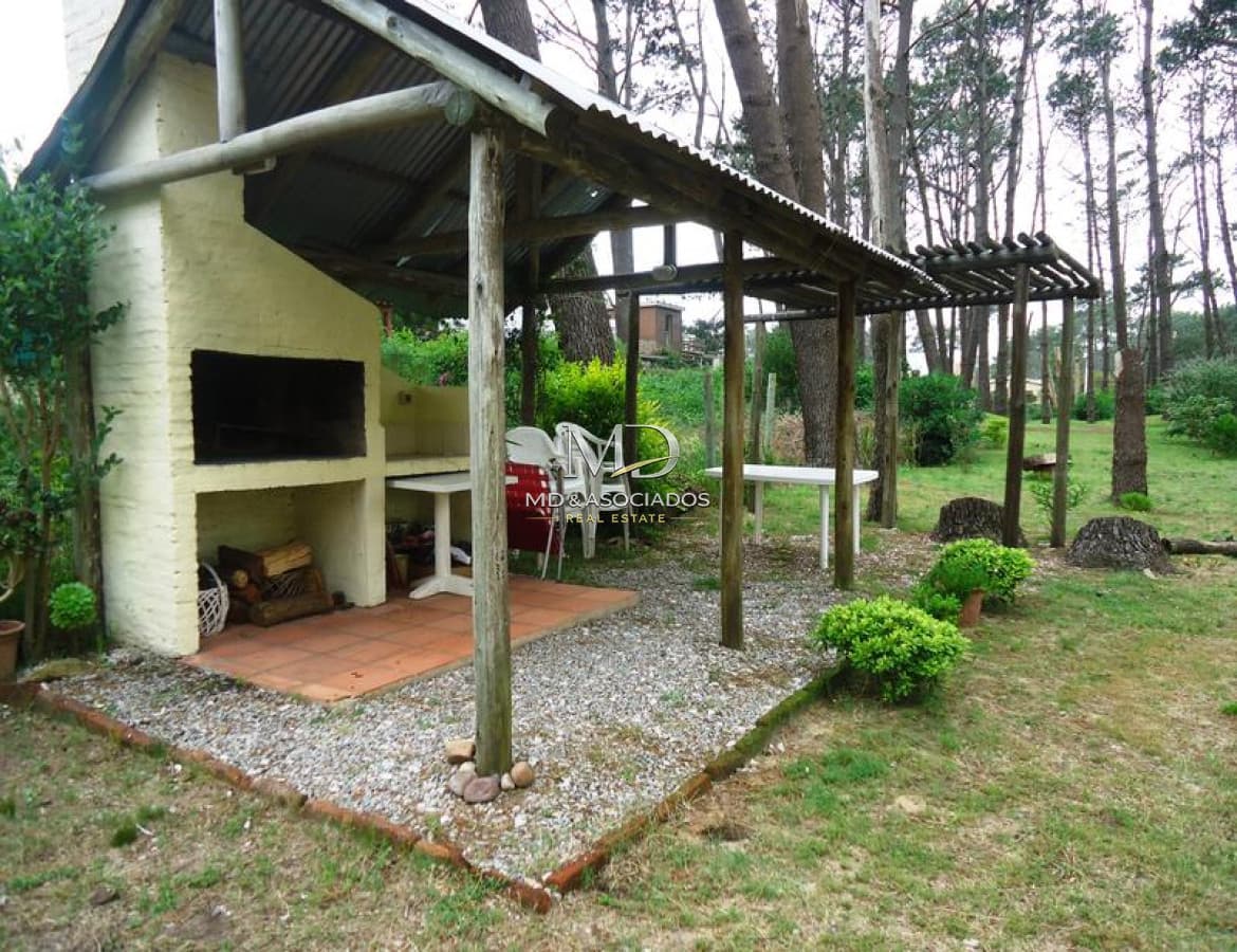 ENCANTADORA CASA DE DOS DORMITORIOS EN  MONTOYA. REF: 5423