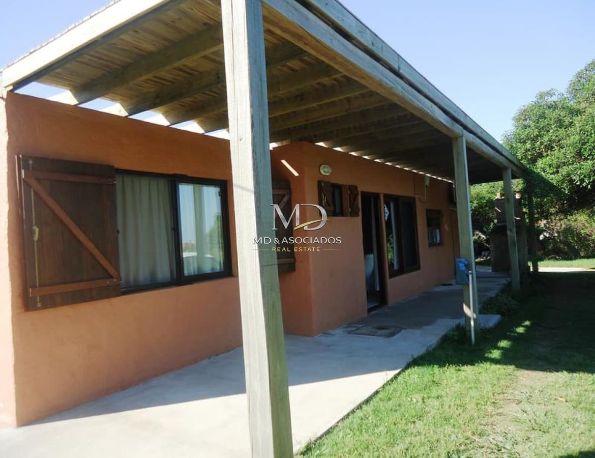MUY BONITA CASA UBICADA EN PUNTA PIEDRAS A PASITOS DEL MAR. REF:5466