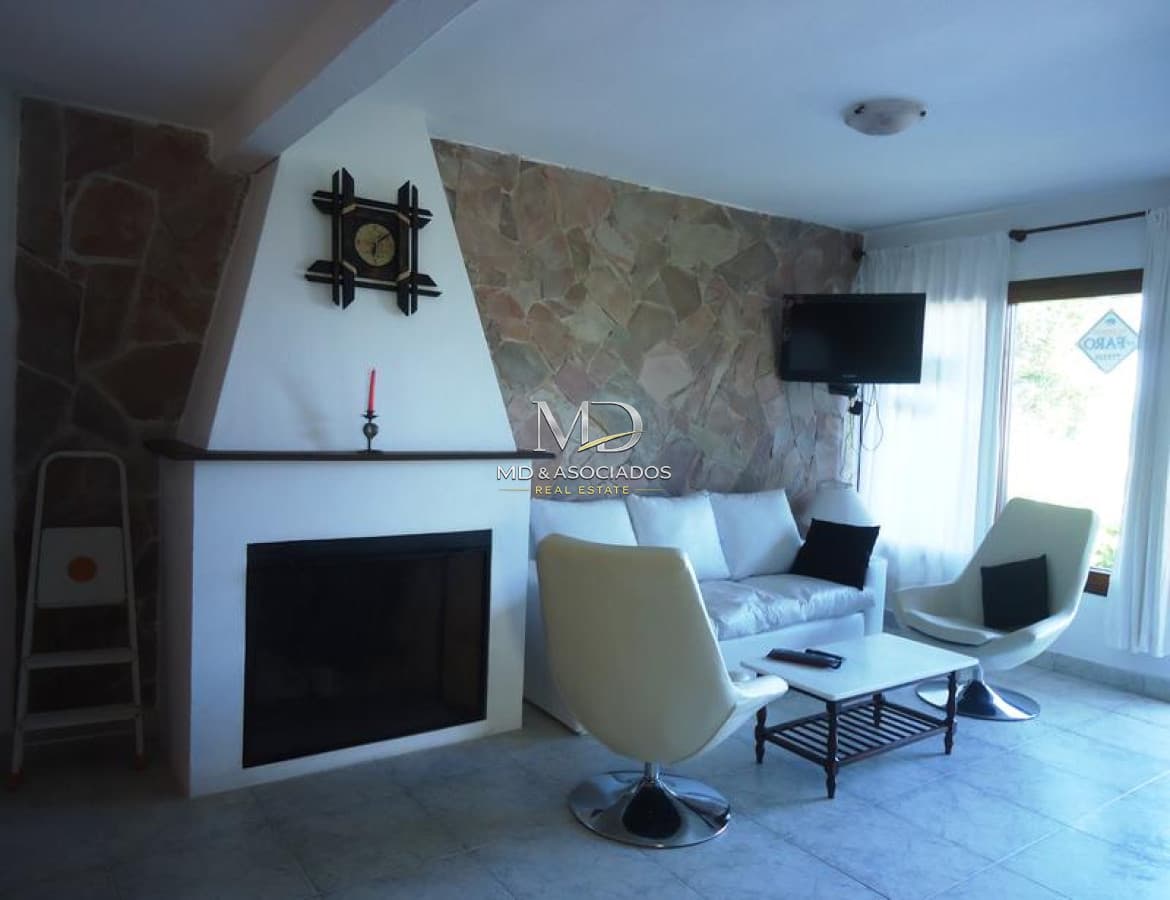MUY BONITA CASA UBICADA EN PUNTA PIEDRAS A PASITOS DEL MAR. REF:5466