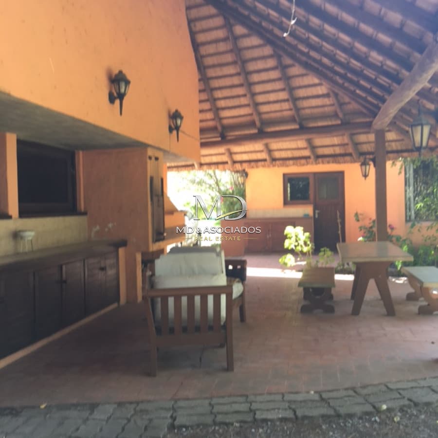 Casa amplia muy linda y muy buena ubicaciòn .Ref : 5462