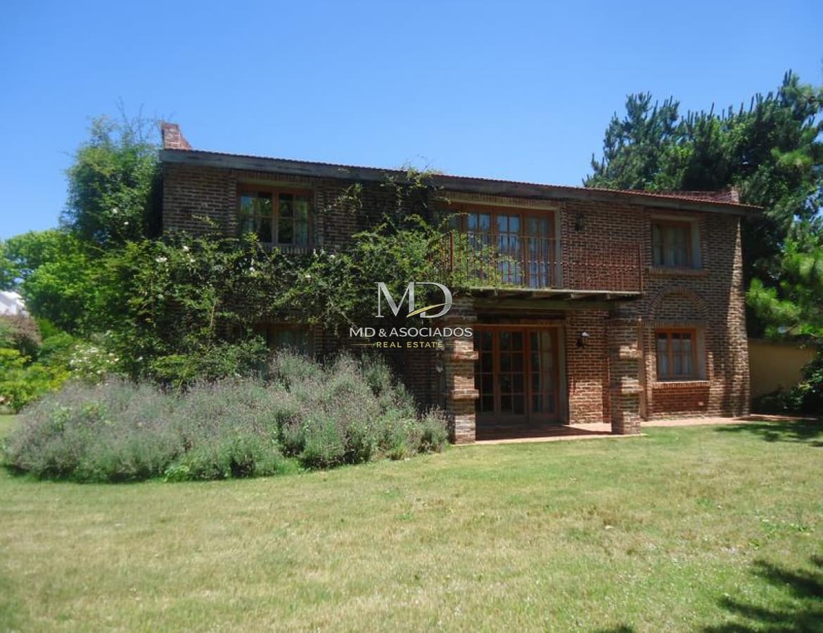 Casa amplia a metros del mar.Ref: 5553