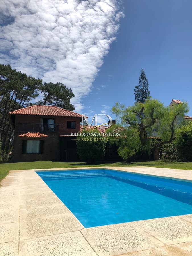 HERMOSA CASA EN SAN RAFAEL CON PISCINA Y PARRILLERO. REF:7427