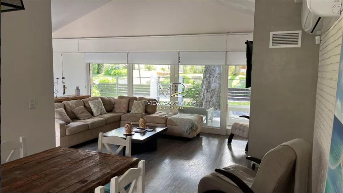 HERMOSA CASA CON PISCINA A POCAS CUADRAS DEL MAR. REF: 6596