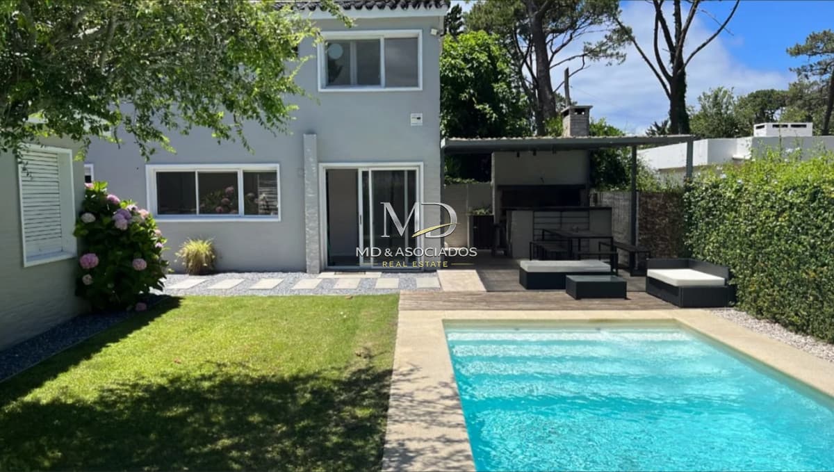 HERMOSA CASA CON PISCINA A POCAS CUADRAS DEL MAR. REF: 6596