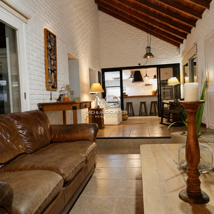 Hermosa casa en tradicional barrio San Rafael, a tan solo cuatro cuadras de playa brava.Ref : 6218