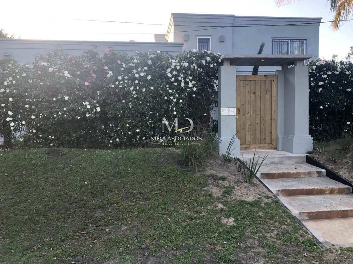 Hermosa casa con gran jardín y parrillero