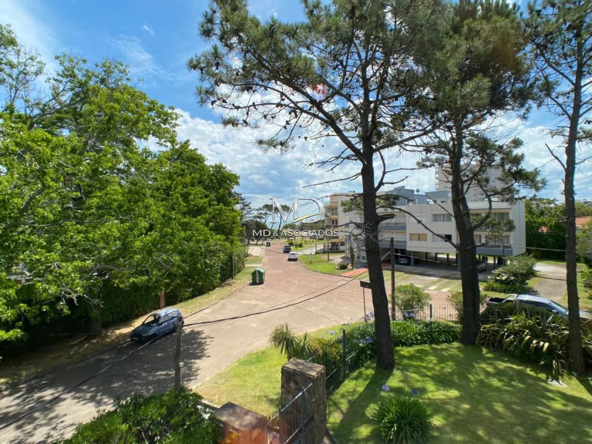 Espectacular Residencia de Lujo con Vista al Mar a Solo 100 Metros de la Playa. REF(8868)