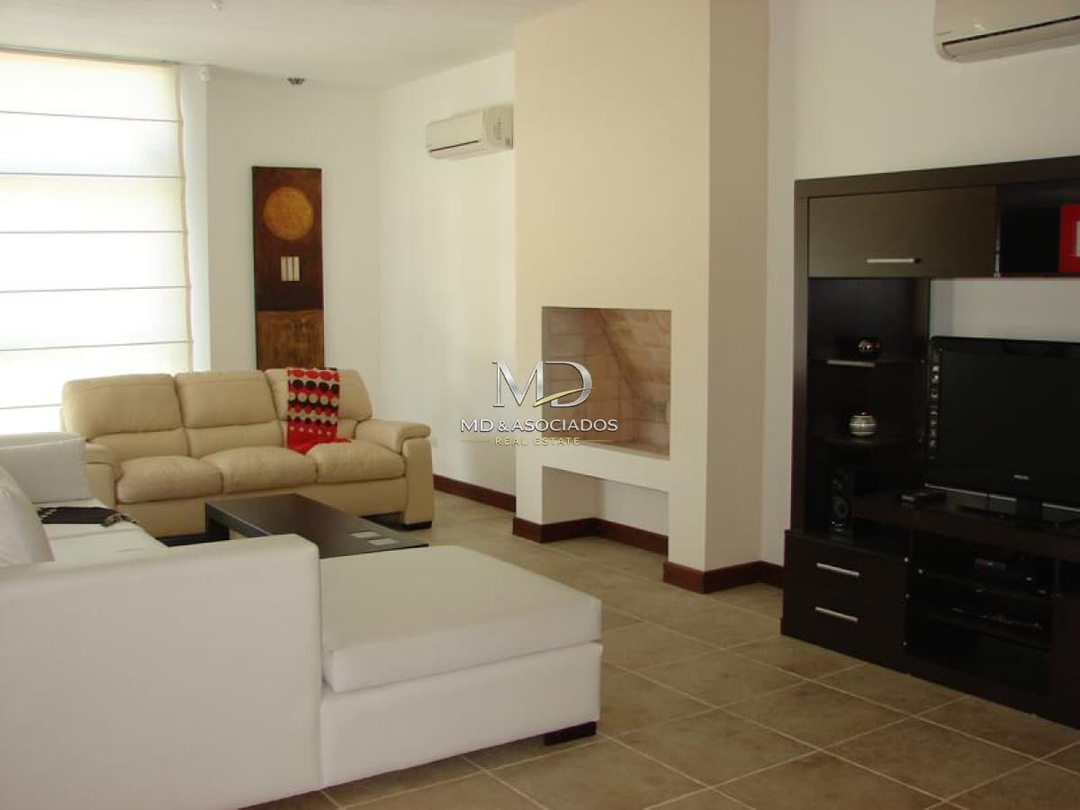 Hermosa casa , en excelente zona, con piscina y parrillero. REF:5999
