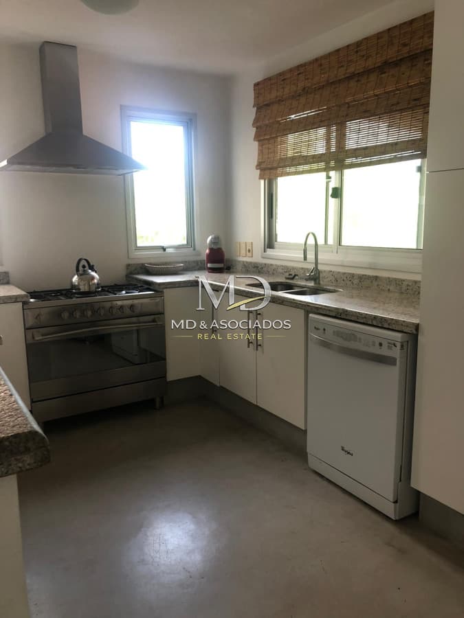 Venta y alquiler de hermosa casa en Santa Mónica.Ref: 7509