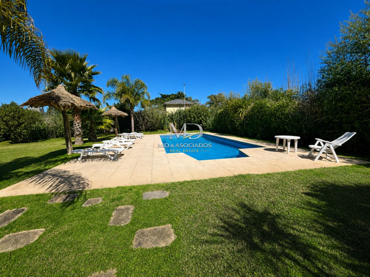 Espectacular casa con gran parque y piscina