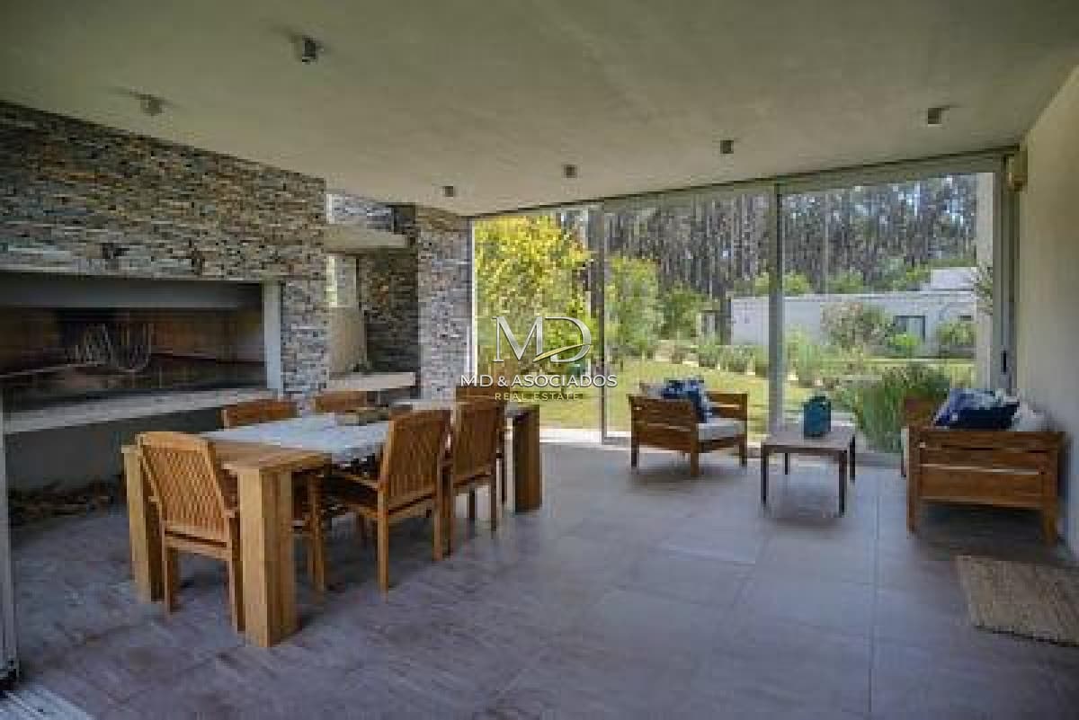 Espectacular casa en barrio privado con todas las comodidades. REF:6191