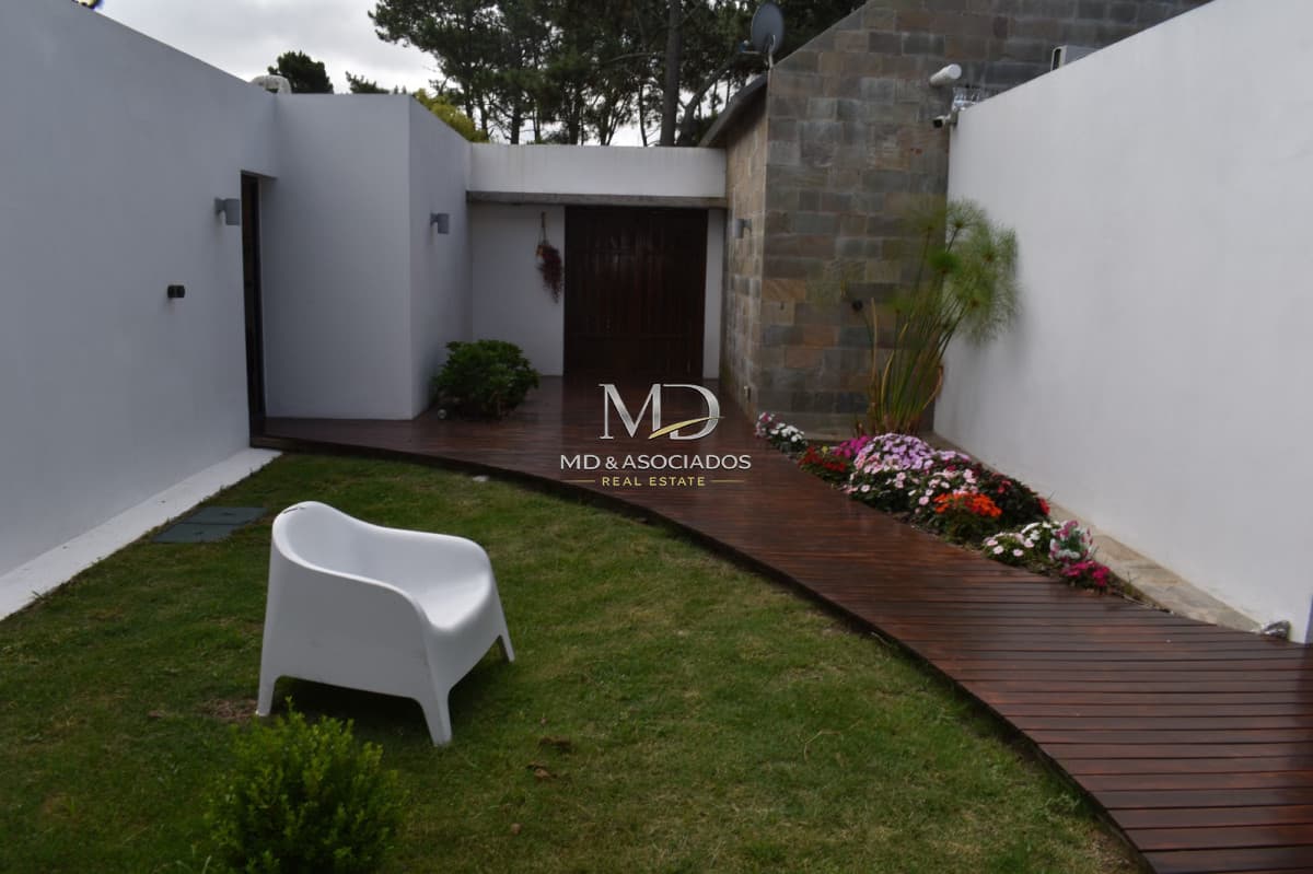 Moderna residencia con piscina climatizada y apartamento independiente. REF(9024)