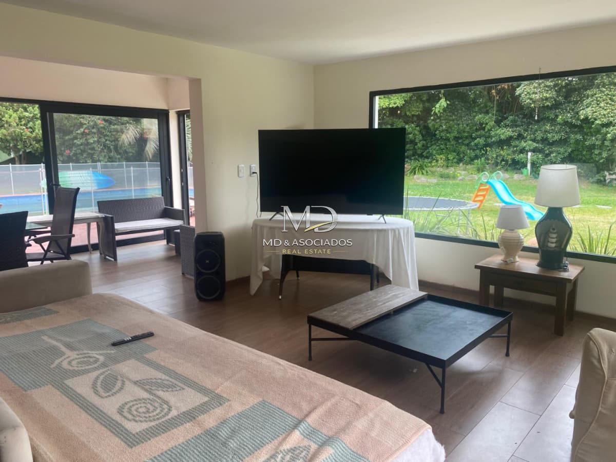 Casa con Amplias Áreas Sociales, Piscina y Cancha de Pádel en el Fondo del Predio. REF(8732)