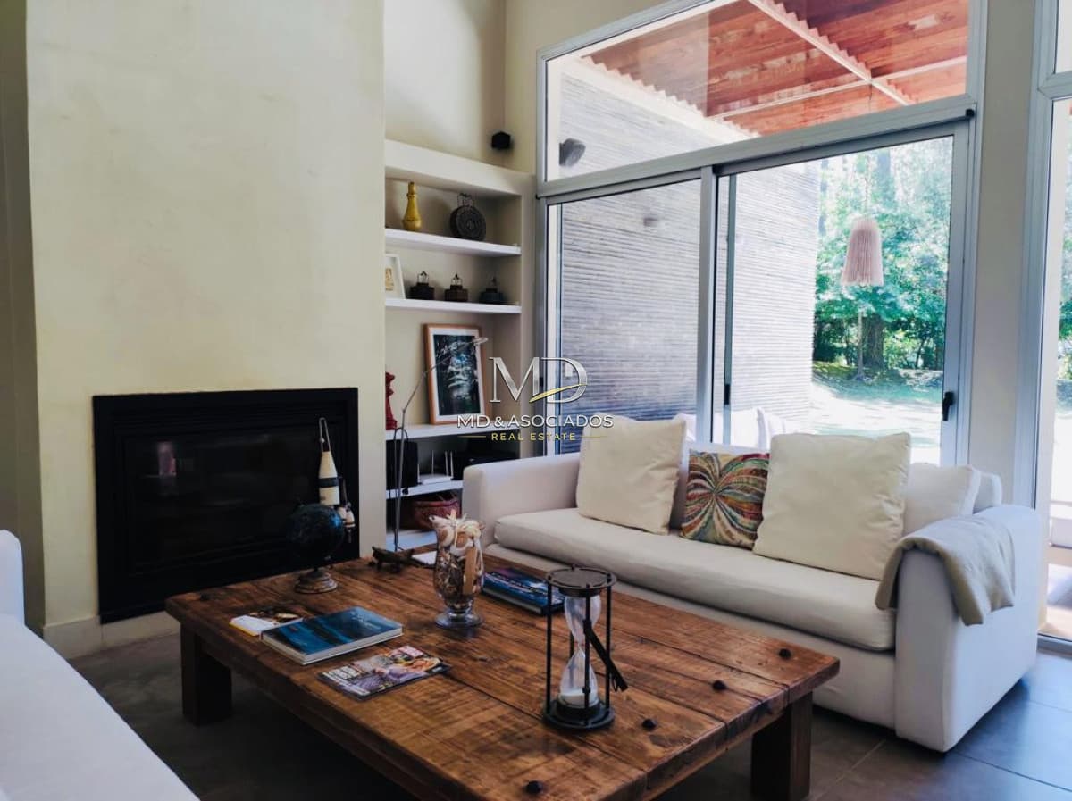 Hermosa casa con piscina climatizada en barrio privado. REF: 7726