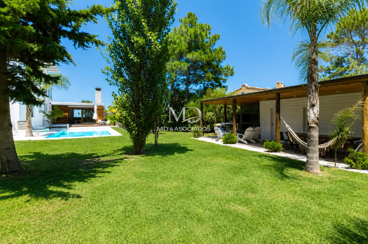 Hermosa casa con piscina climatizada en La Barra.Ref: 7519