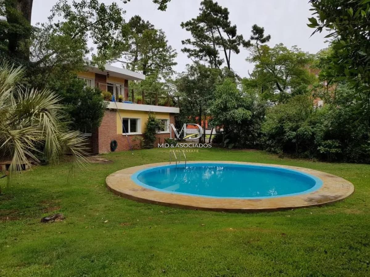Linda casa con piscina, excelente ubicación cerca de todo .Ref: 6349