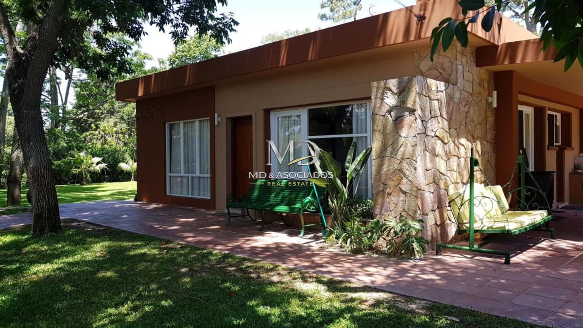 Hermosa casa con piscina en punta del este.Ref: 5815