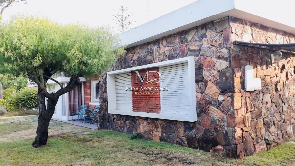 Hermosa casa en excelente punto, a metros de playa mansa.Ref : 6274