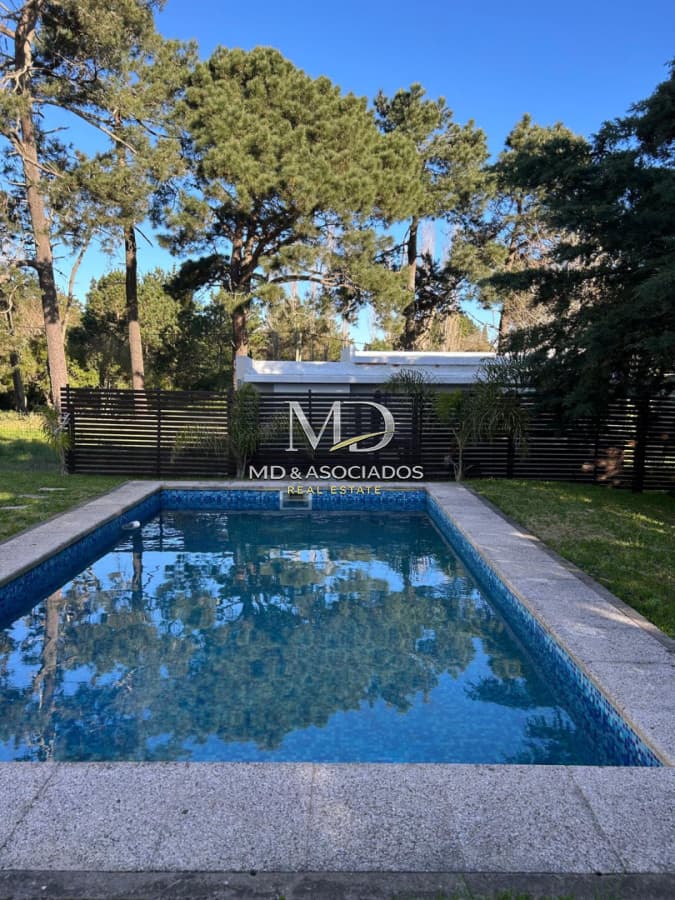 Hermosa casa , en excelente zona, con piscina y parrillero. REF:5999