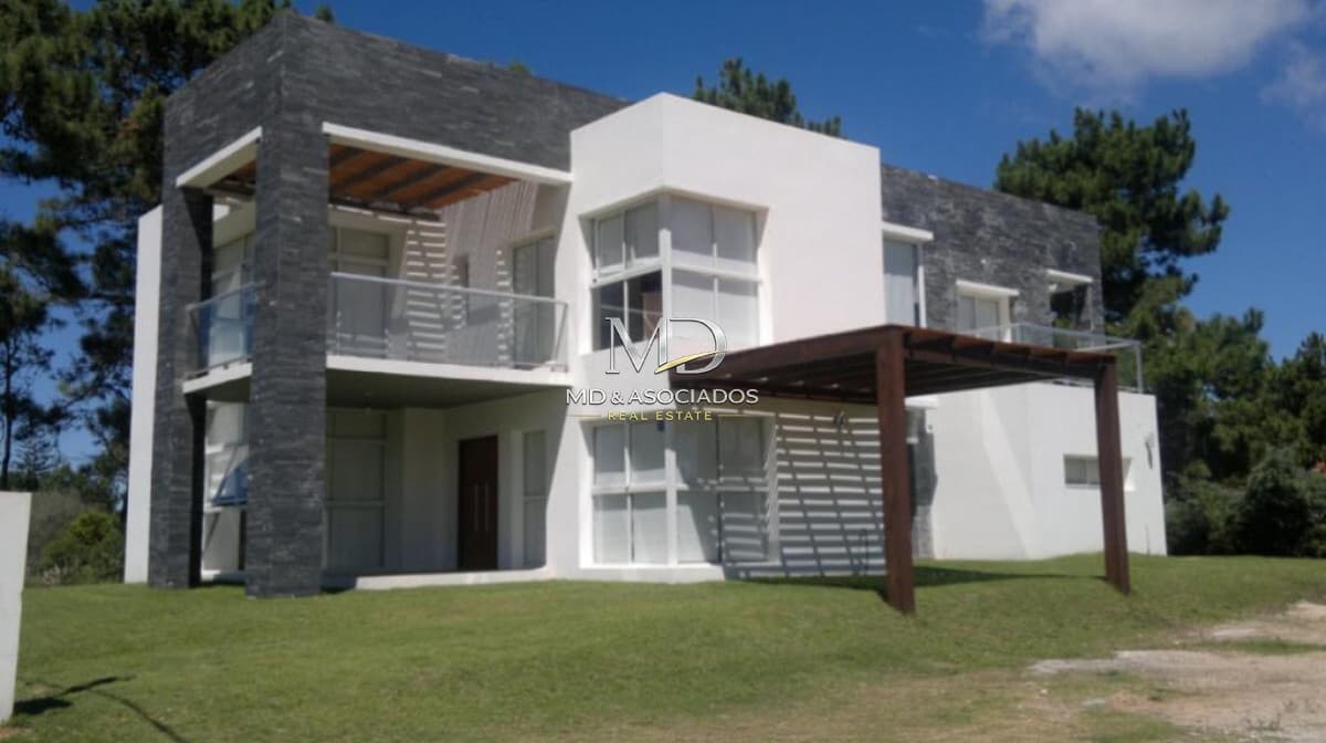 Hermosa casa , en excelente zona, con piscina y parrillero. REF:5999