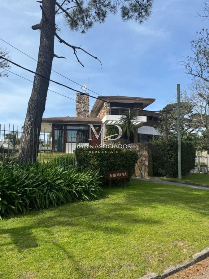 Espectacular Residencia de Lujo con Vista al Mar a Solo 100 Metros de la Playa. REF(8868)