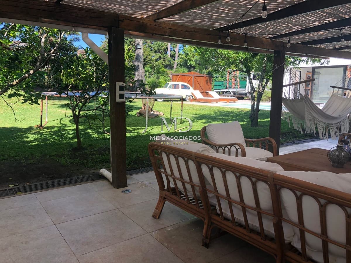 Hermosa casa gran parque con piscina climatizada y parrillero. REF: 6768