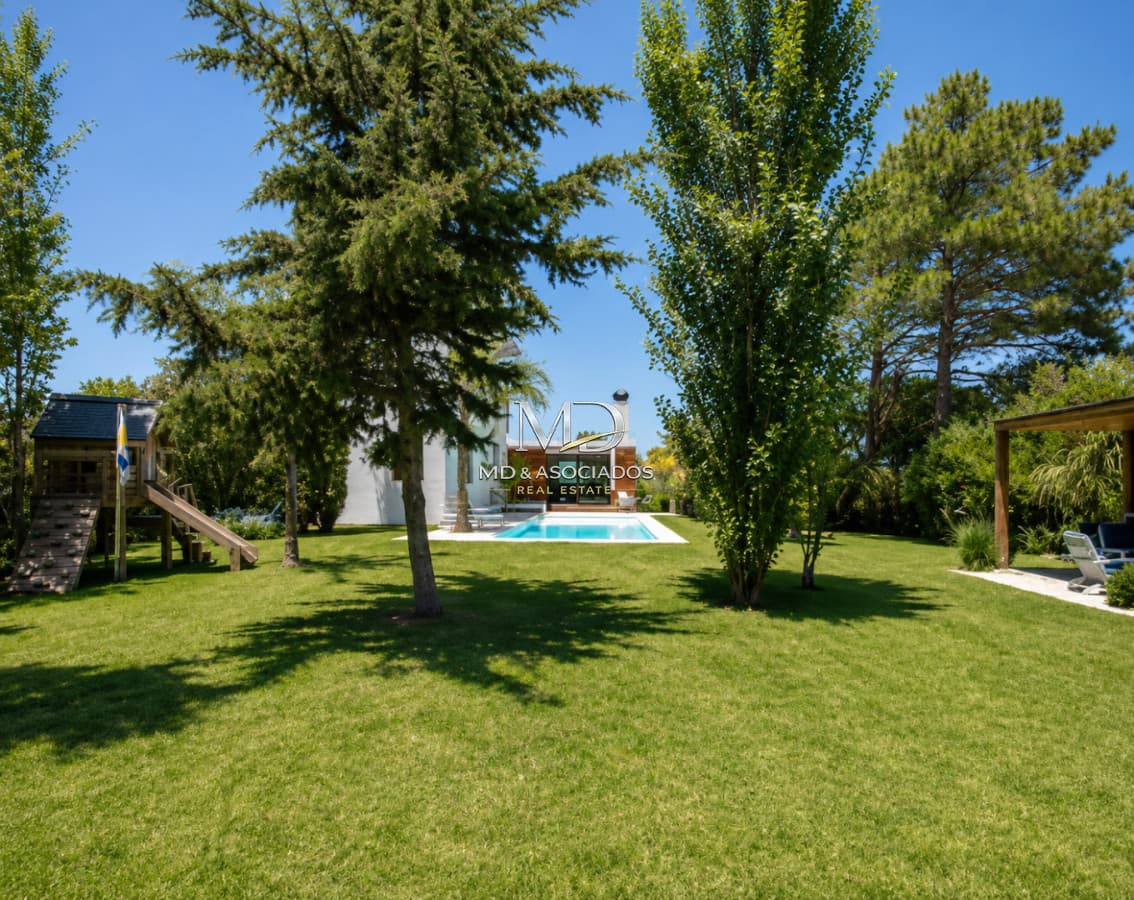 Hermosa casa con piscina climatizada en La Barra.Ref: 7519