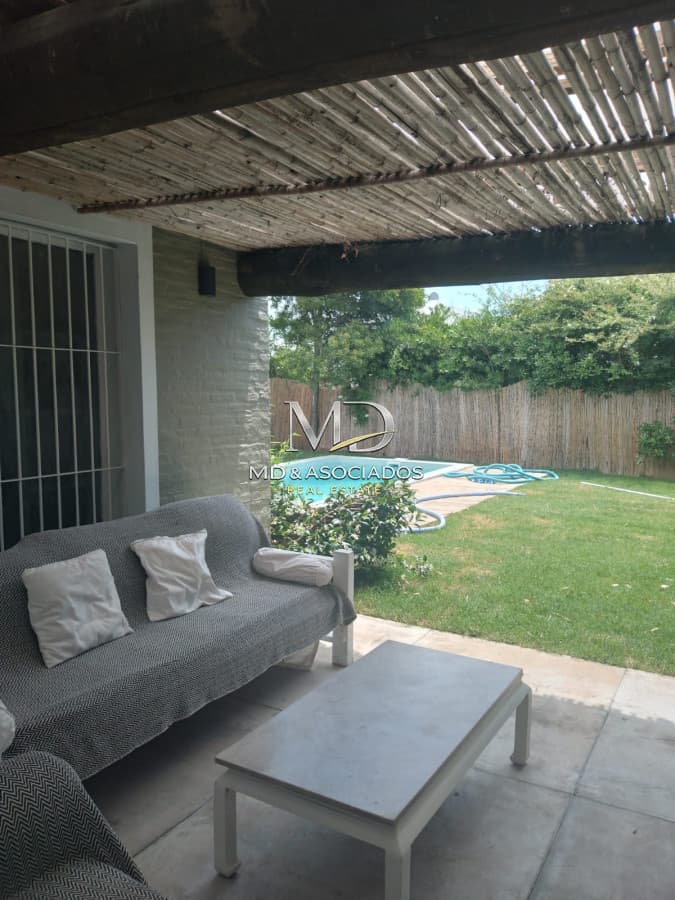 A pasos de todo, con jardín, piscina y parrillero. REF: 5680