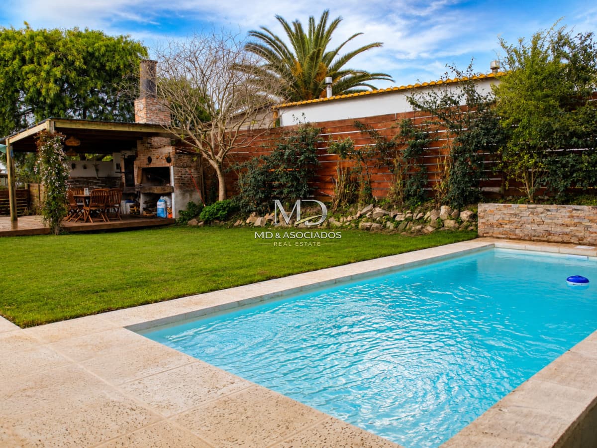 Casa de 3 Dormitorios y piscina en La Barra. REF(9479)