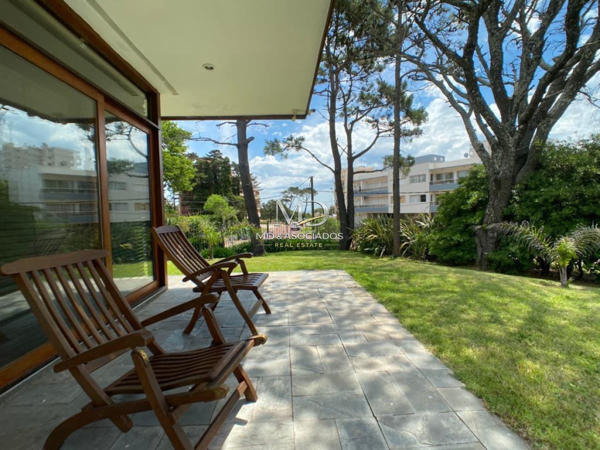 Espectacular Residencia de Lujo con Vista al Mar a Solo 100 Metros de la Playa. REF(8868)