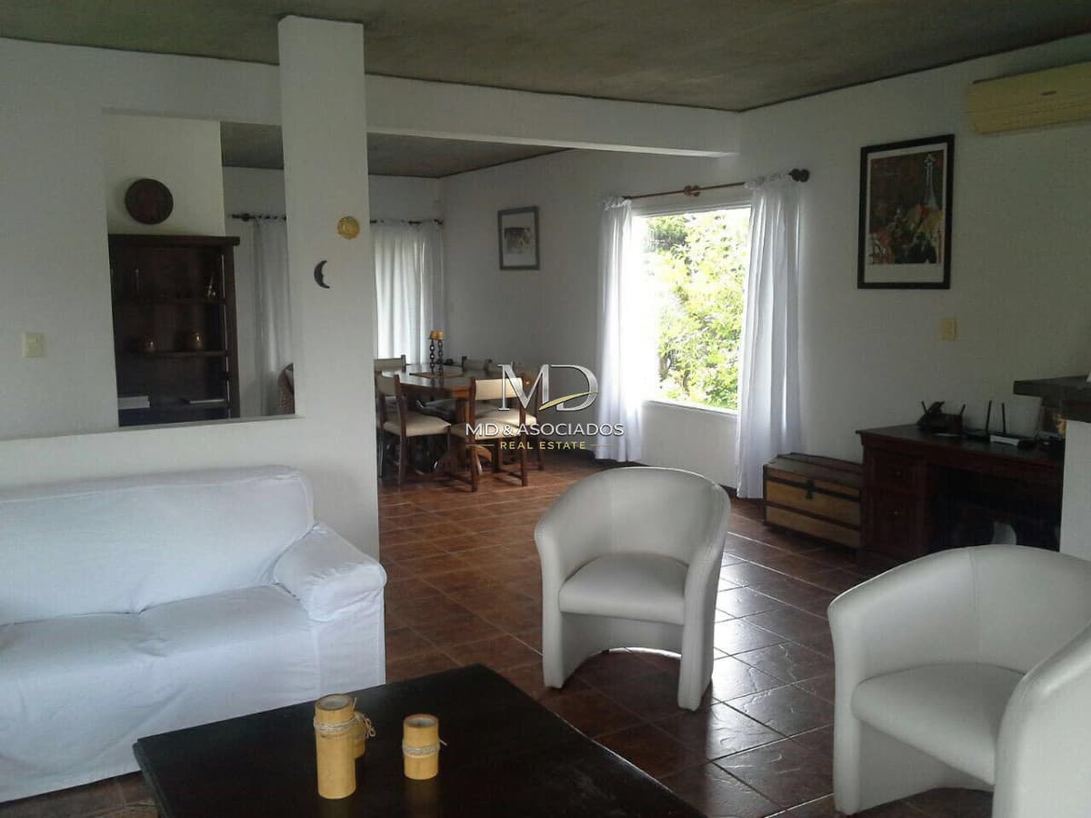 Casa amplia ideal para estar en familia, a pocos metros del mar.Ref:5425