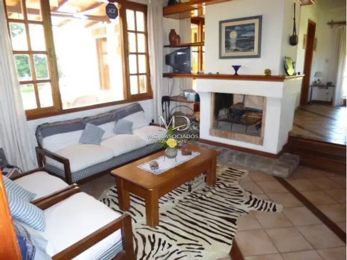 Hermosa casa a dos cuadras de la costa.Ref : 6333