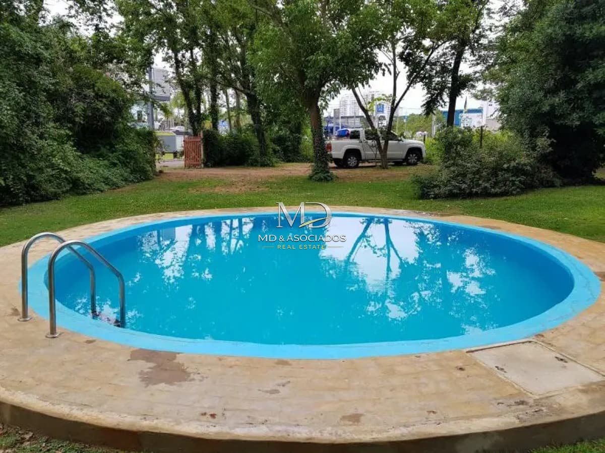 Linda casa con piscina, excelente ubicación cerca de todo .Ref: 6349