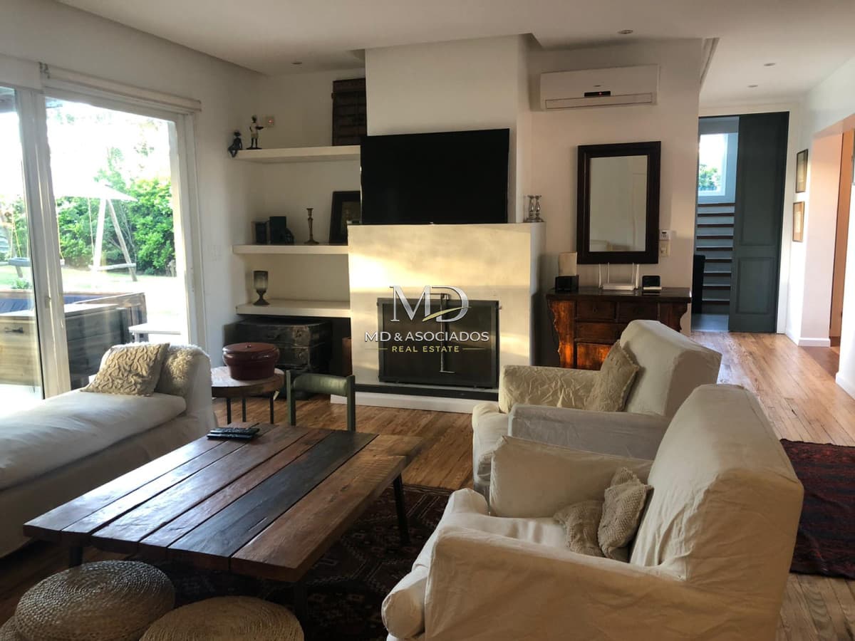 Hermosa casa con gran jardín y parrillero