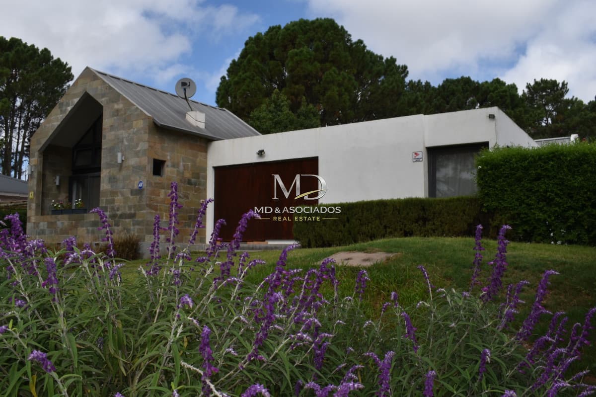 Moderna residencia con piscina climatizada y apartamento independiente. REF(9024)
