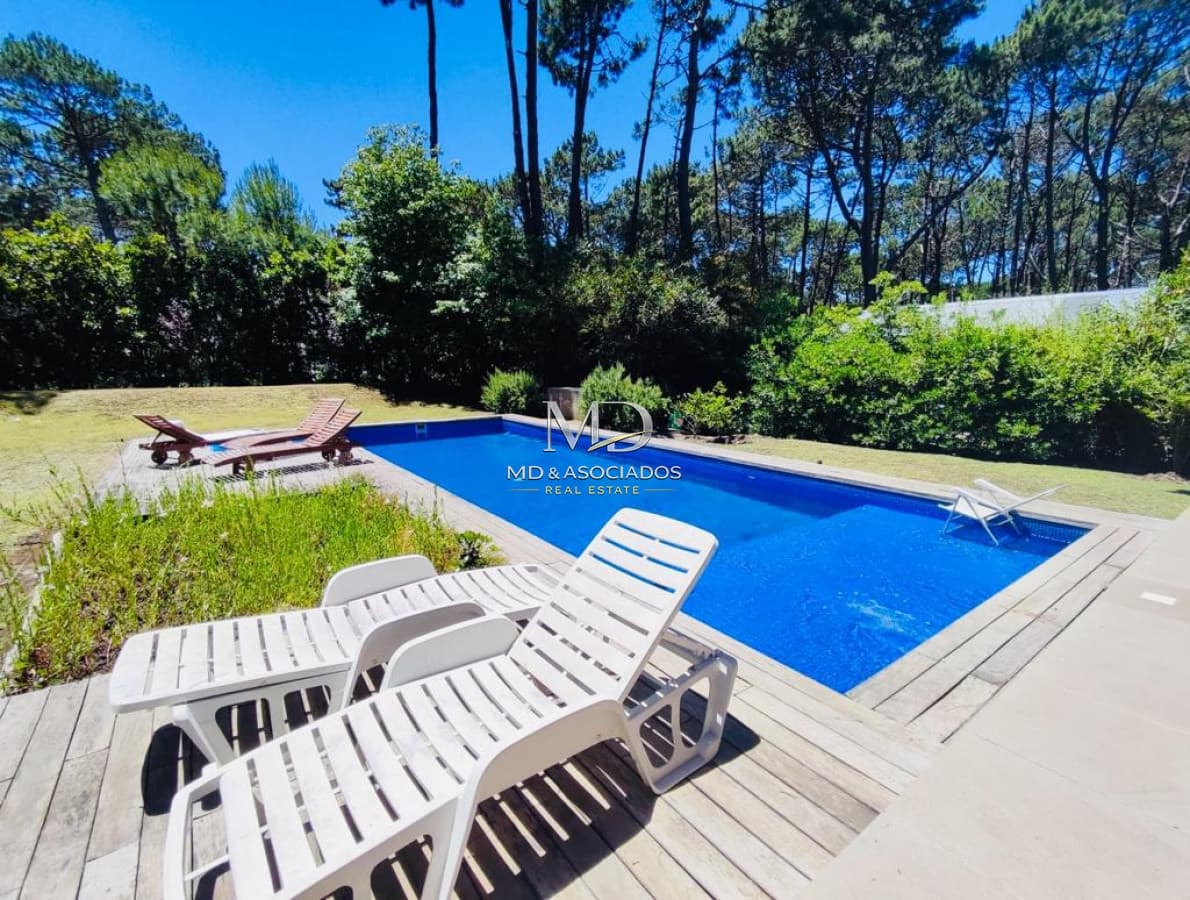 Hermosa casa con piscina climatizada en barrio privado. REF: 7726